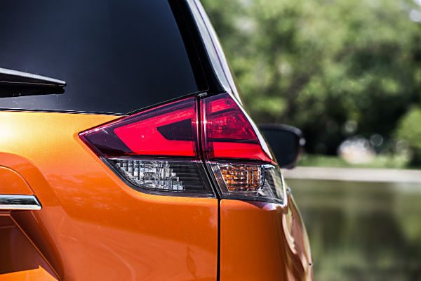 nissan-rogue-2017-taillight