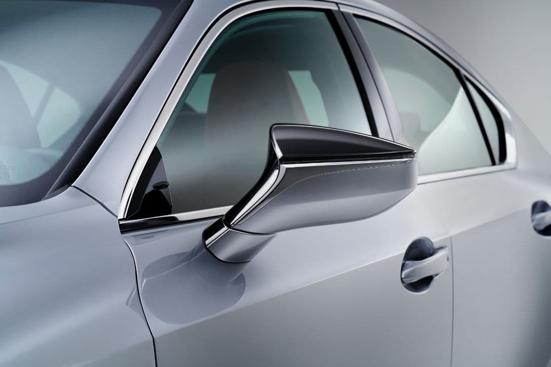 Lexus IS 2021 mirror