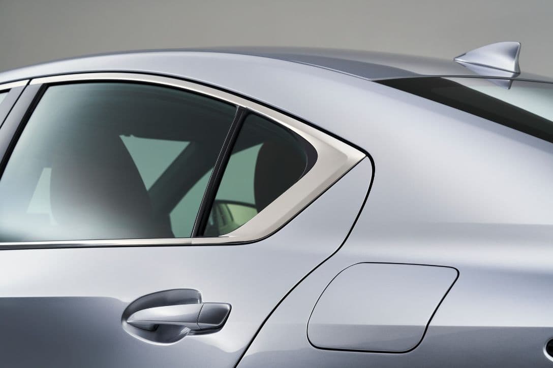 Lexus IS 2021 rear window