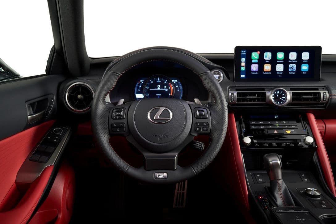 Lexus IS 2021 cockpit