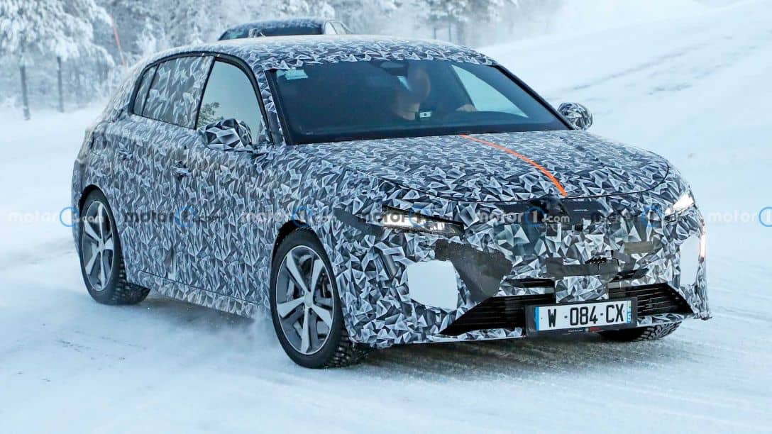 Peugeot 308 2021 Spyshot Snow Test Front three quarter