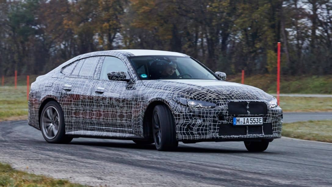 BMW i4　新型EVは600kmの航続距離を誇る4ドアクーペ!