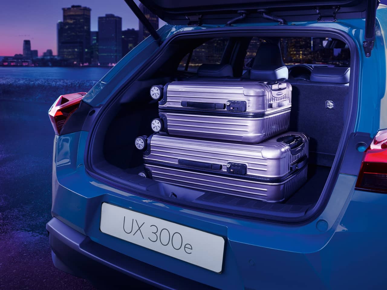Lexus UX300e luggage