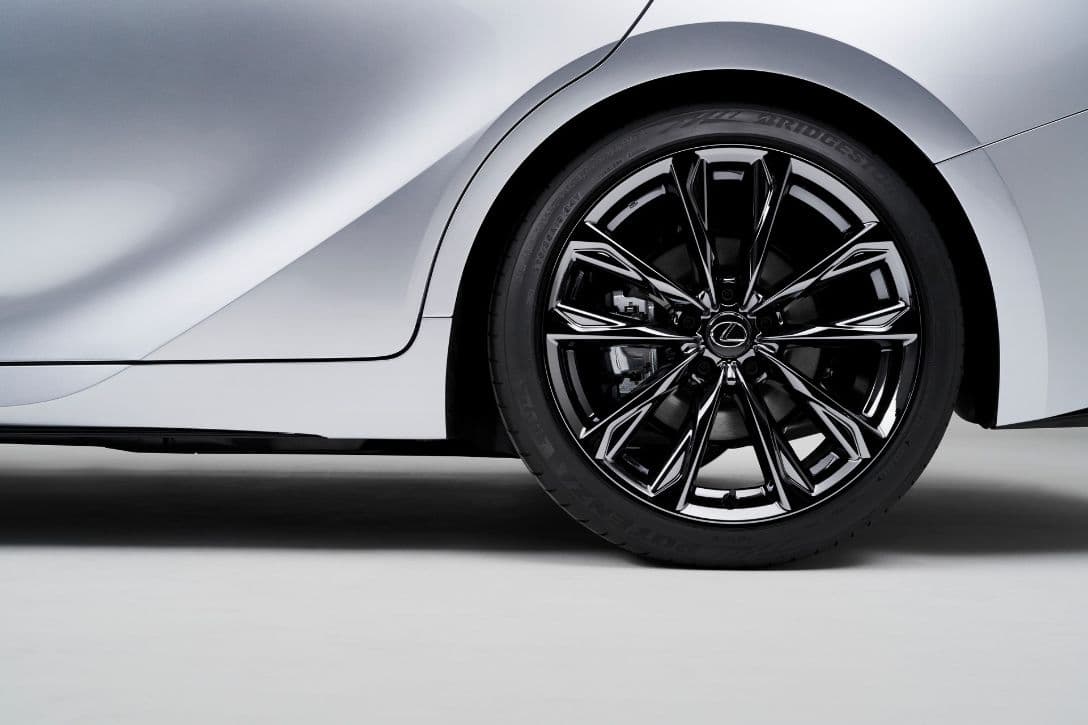 Lexus IS 2021 wheel