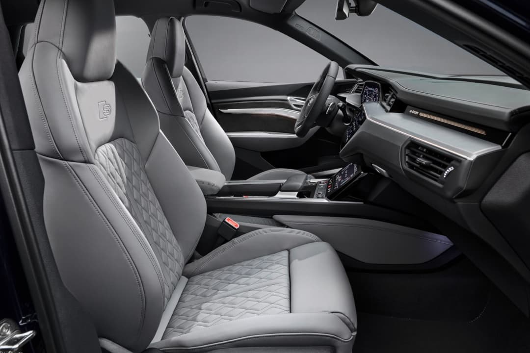 Audi e-tron S 2021 front seats