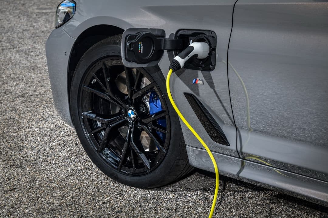 BMW 545e xDrive charge port