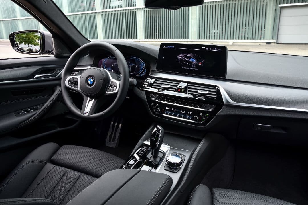 BMW 545e xDrive interior