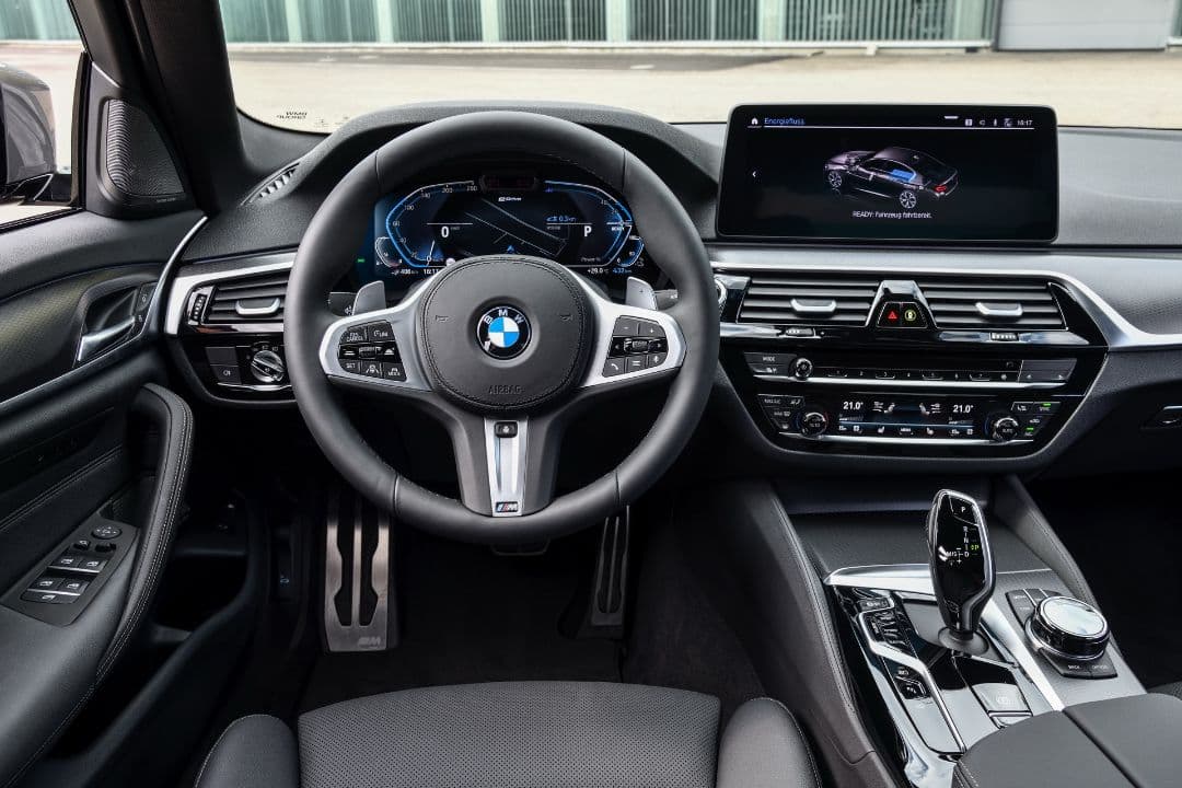 BMW 545e xDrive cockpit