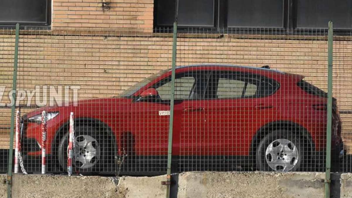 Alfa Romeo Tonale Spyshot Camoless Side