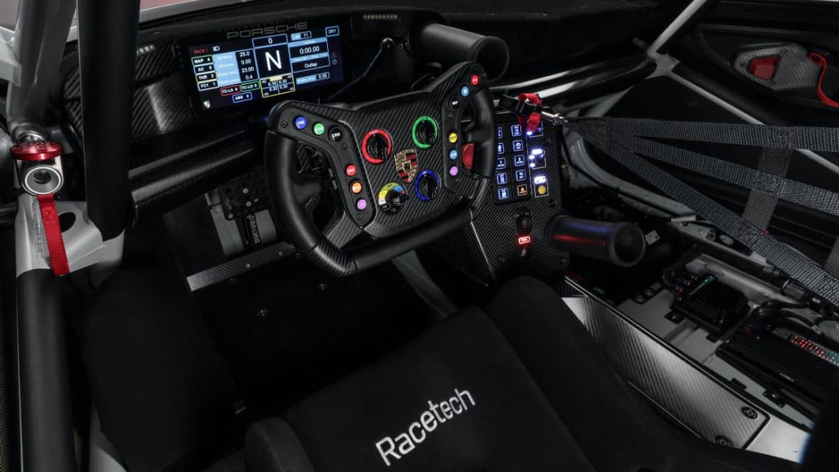 Porsche 911 GT3 R type 992 Cockpit