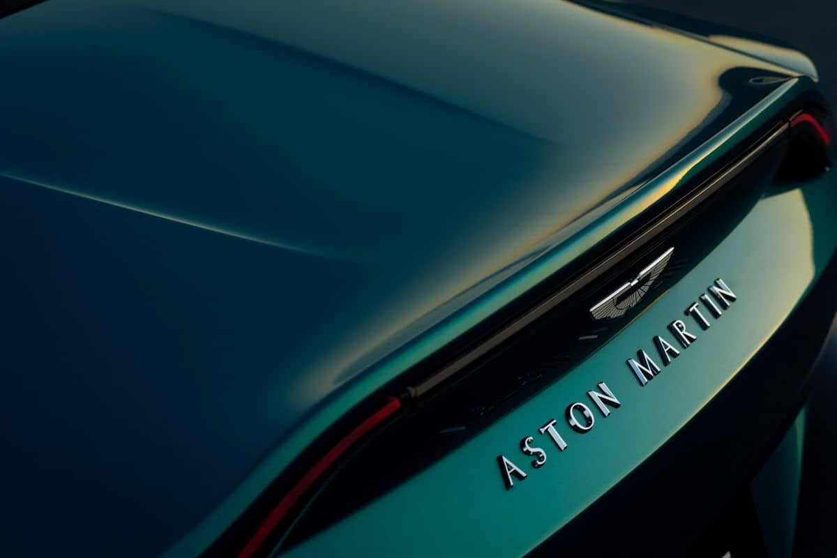 Aston Martin V12 Vantage Roadster Rear spoiler