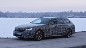 BMW i5ツーリングのスパイショット　新型5シリーズのEV仕様