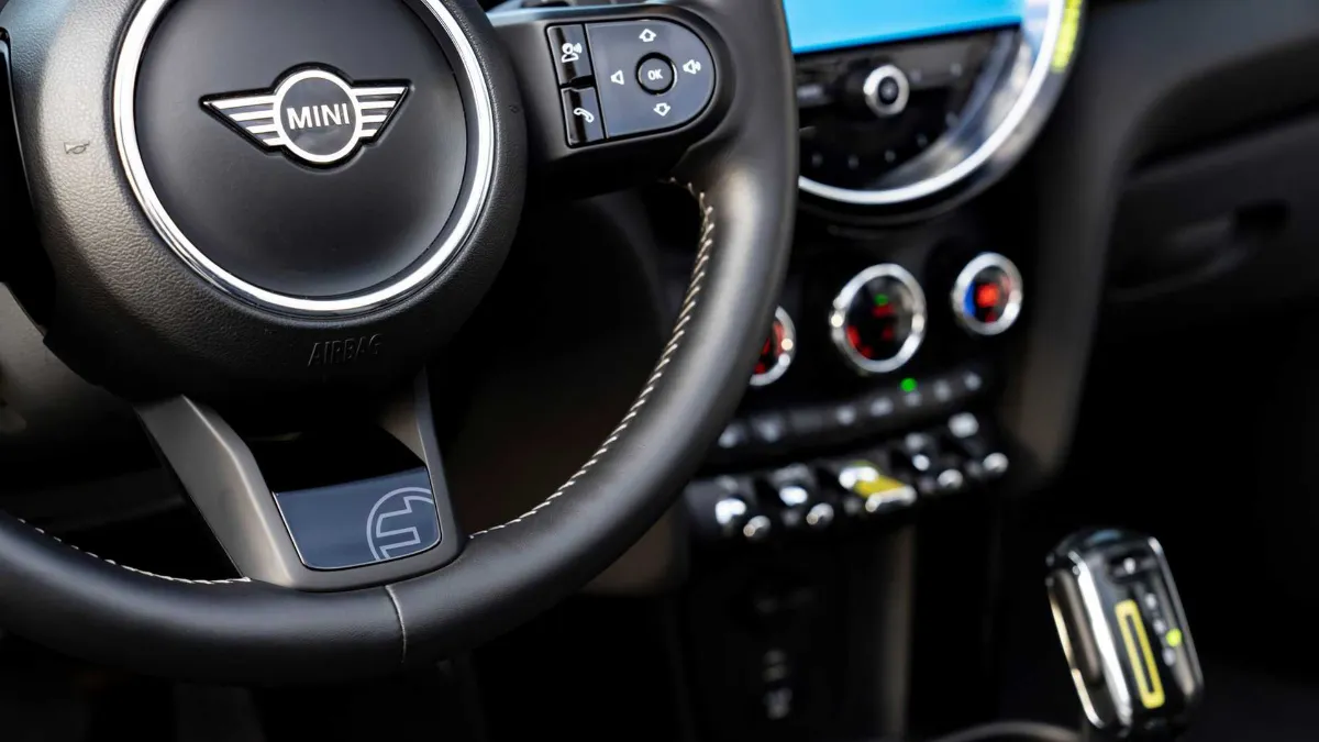 MINI Cooper SE Convertible Steering wheel