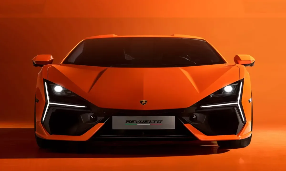 Lamborghini Revuelto Front