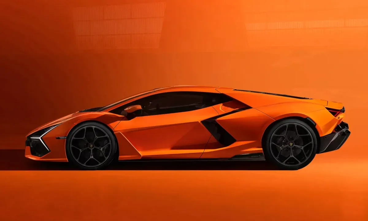 Lamborghini Revuelto Side