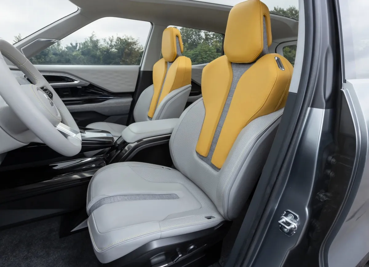 Mitsubishi XFC Concept Front seats