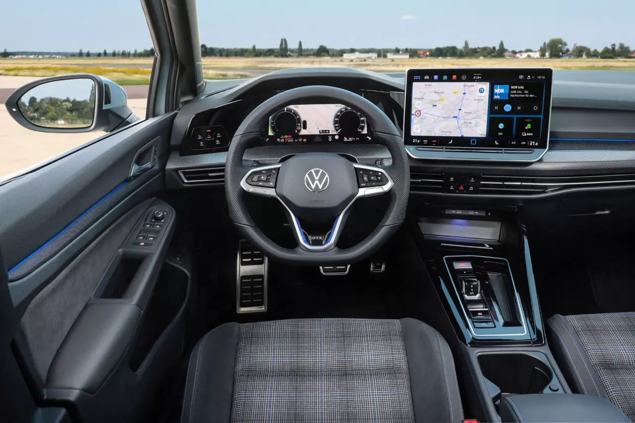 VW Golf 8.5 GTE Cockpit