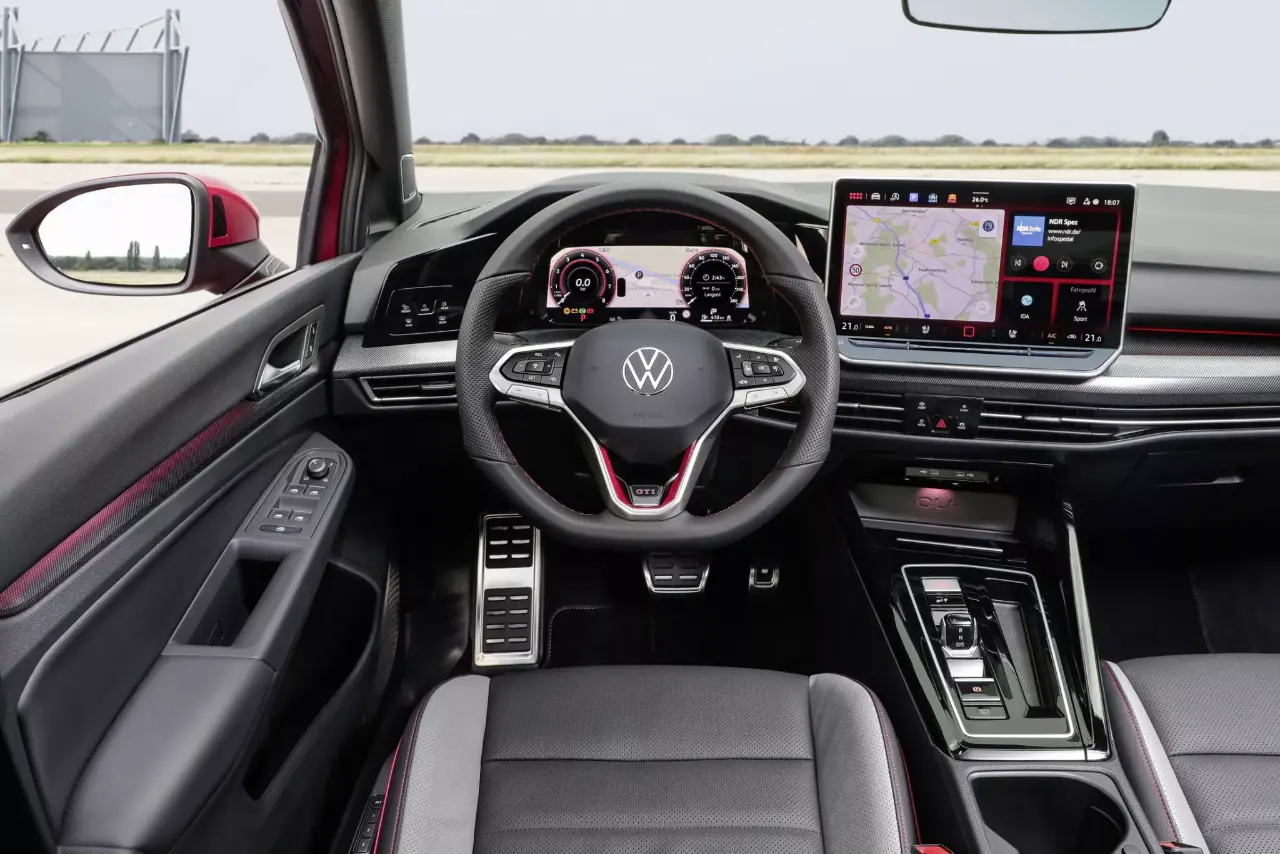 VW Golf 8.5 GTI Cockpit