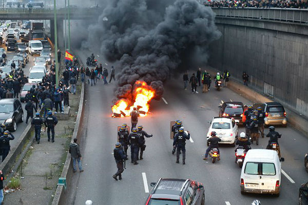 フランスのタクシードライバーによる抗議活動